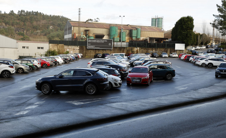 Las obras en un muro obligan a vaciar parte del aparcamiento del Hospital do Salnés