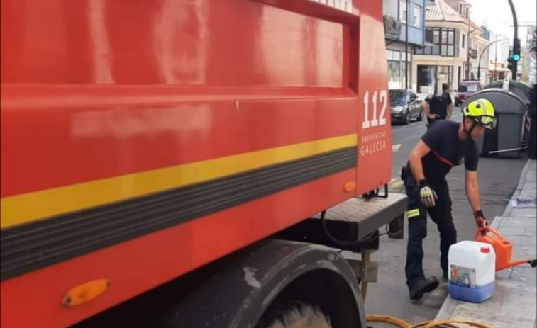 Un vertido de gasolina afectó a media tarde de ayer a varias calles del centro urbano de Ribeira y el GAEM lo eliminó