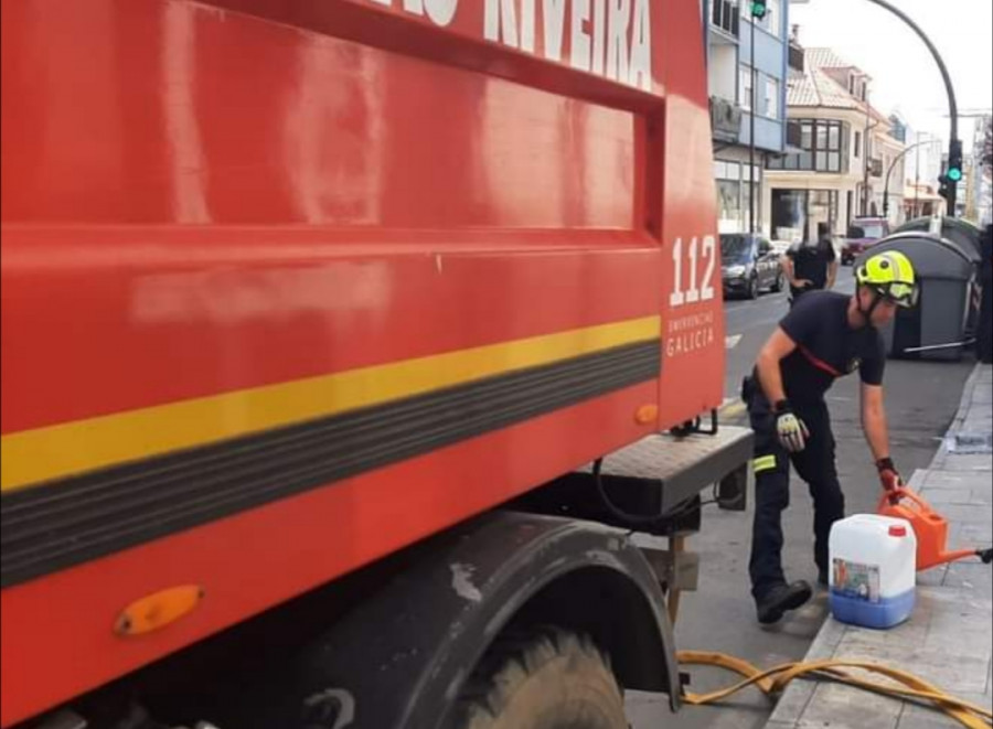 Un vertido de gasolina afectó a media tarde de ayer a varias calles del centro urbano de Ribeira y el GAEM lo eliminó