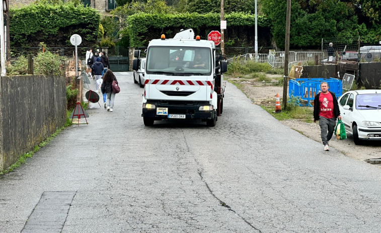 El párroco de Sobrán mediará ante el Arzobispado para lograr los terrenos para las aceras de Ameixeiras