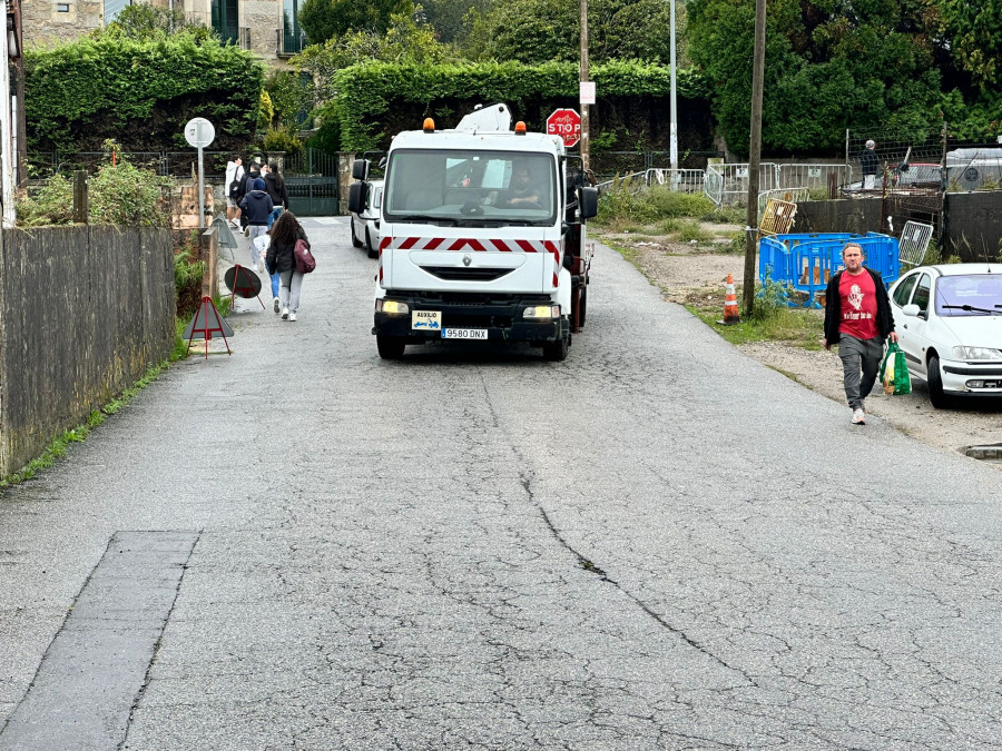 El párroco de Sobrán mediará ante el Arzobispado para lograr los terrenos para las aceras de Ameixeiras