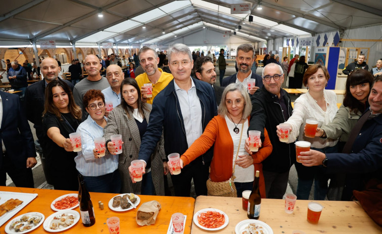 O Grove estrena la Festa do Marisco con colas: “Vengo desde Suíza, está todo riquísimo”