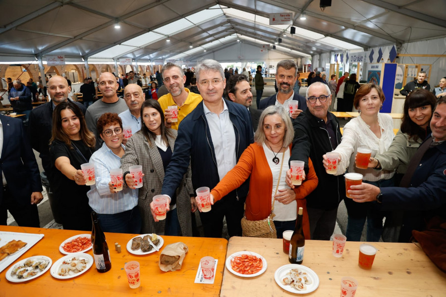 O Grove estrena la Festa do Marisco con colas: “Vengo desde Suíza, está todo riquísimo”