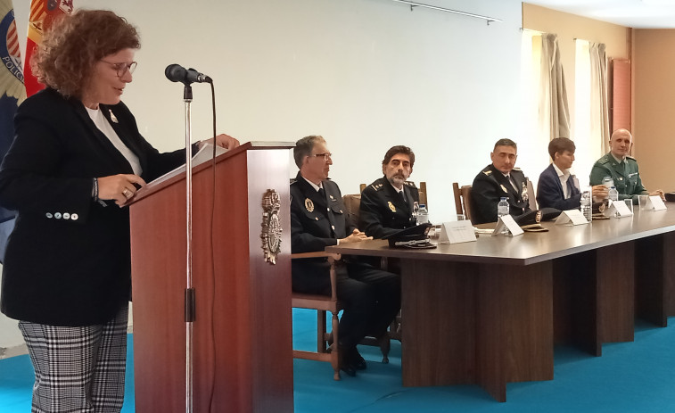 La comisaría de Ribeira condecora a tres de sus efectivos y hace un reconocimiento especial a la colaboración de la Policía Local