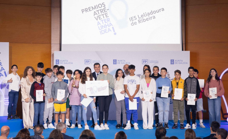 Alumnos del IES Leliadoura de Ribeira reciben un premio autonómico por sus ideas de negocio