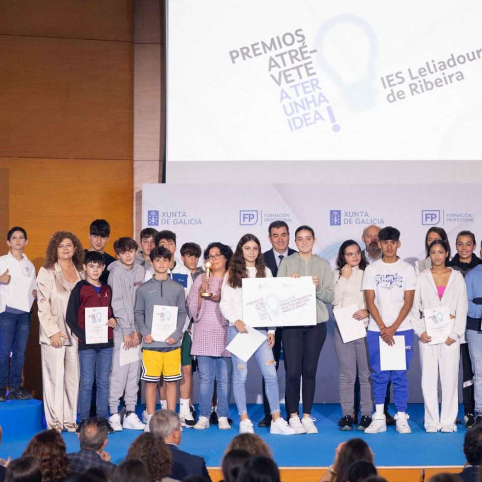 Alumnos del IES Leliadoura de Ribeira reciben un premio autonómico por sus ideas de negocio