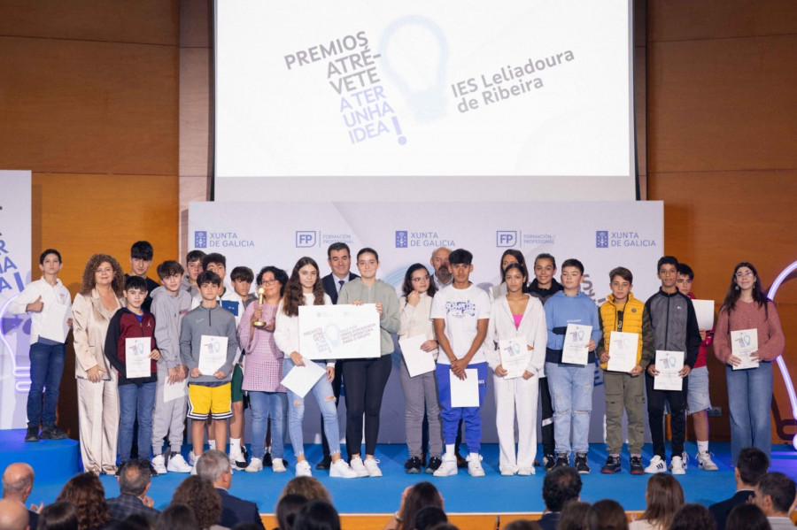 Alumnos del IES Leliadoura de Ribeira reciben un premio autonómico por sus ideas de negocio