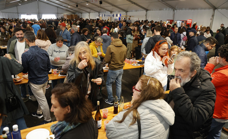 La Festa do Marisco planta cara al mal tiempo y se abarrota de comensales