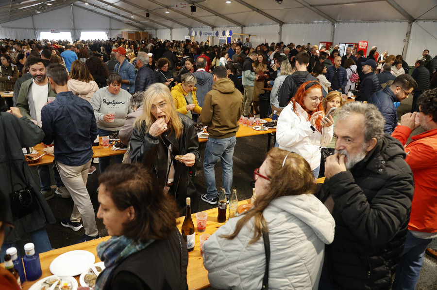 La Festa do Marisco planta cara al mal tiempo y se abarrota de comensales