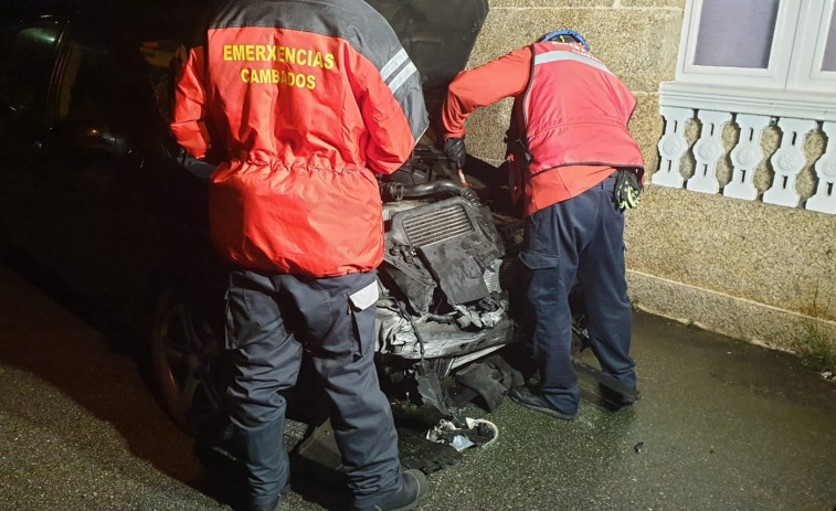 Un conductor da positivo tras salirse de la vía y chocar contra un muro en Cambados