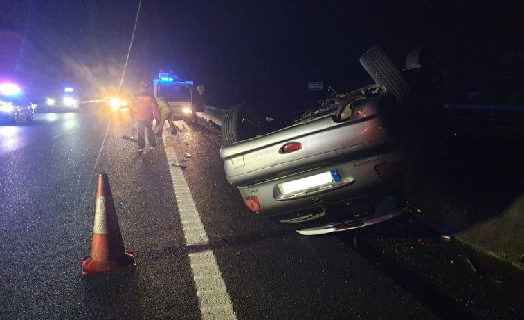 Un conductor resulta herido tras volcar su coche sobre la mediana de la Autovía do Salnés