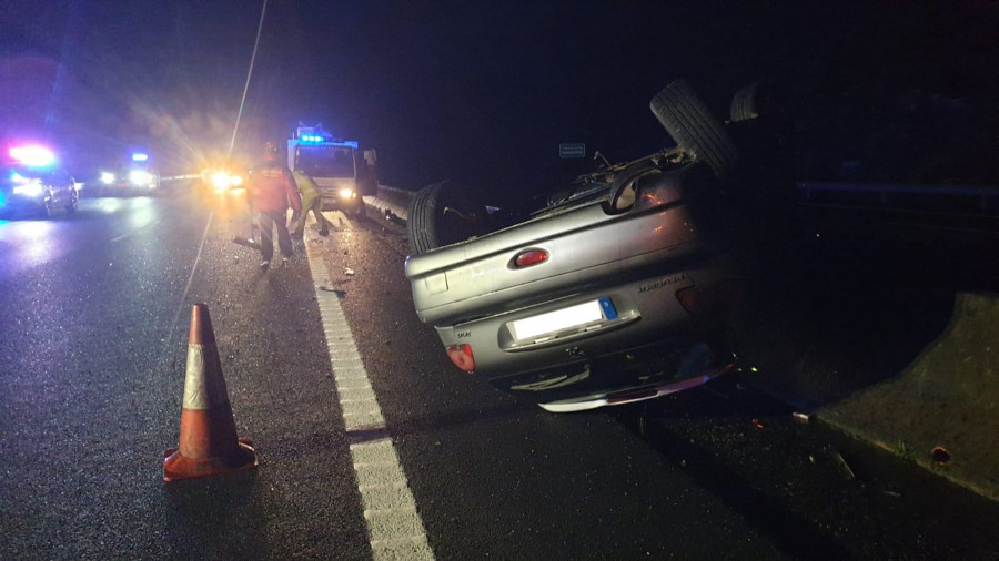 Un conductor resulta herido tras volcar su coche sobre la mediana de la Autovía do Salnés