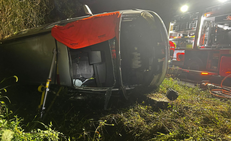 Excarcelan a través del parabrisas a un joven que tuvo un accidente en Bamio