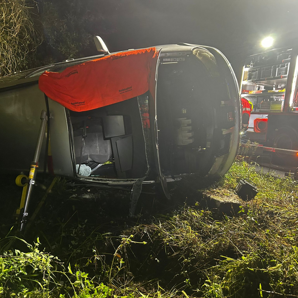 Excarcelan a través del parabrisas a un joven que tuvo un accidente en Bamio