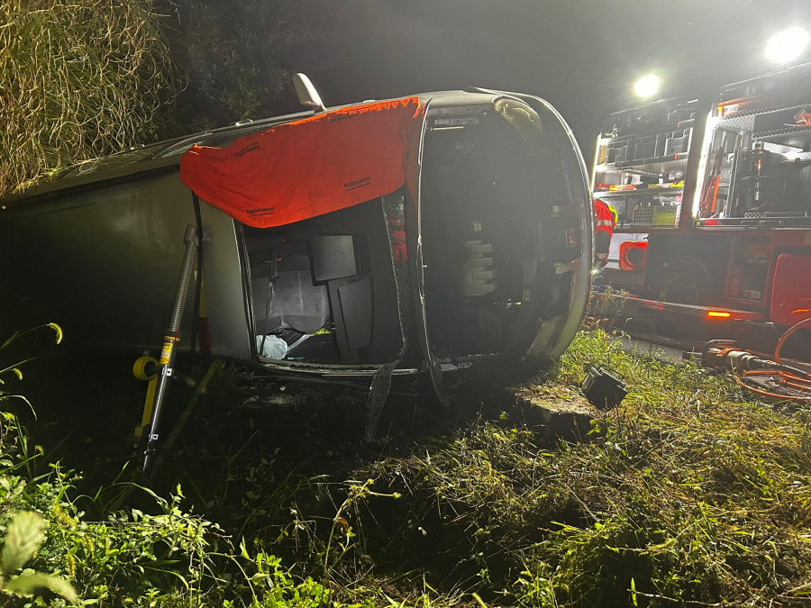 Excarcelan a través del parabrisas a un joven que tuvo un accidente en Bamio