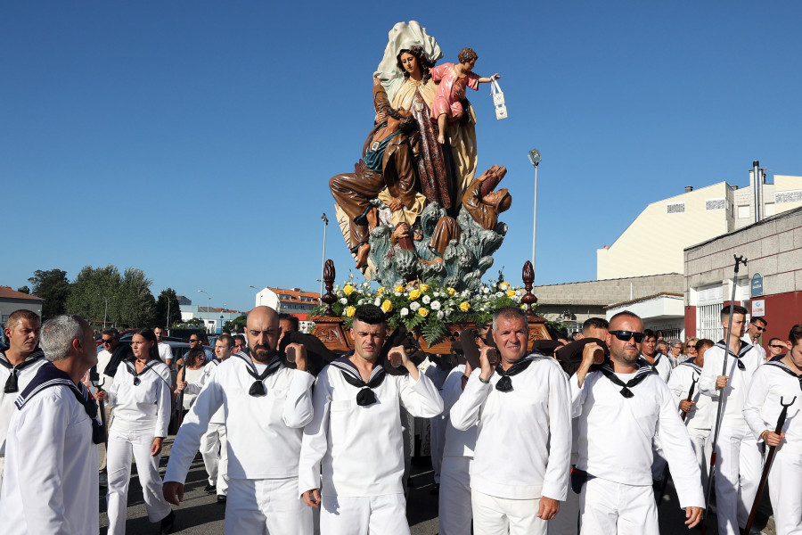 Vilanova celebra la coronación canónica de la imagen del Carmen, comprada hace 70 años por los vecinos