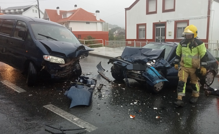 Muere el conductor de un coche en una brutal colisión frontal con una furgoneta en Ribeira