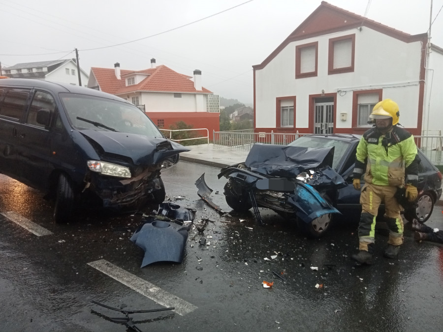 Muere el conductor de un coche en una brutal colisión frontal con una furgoneta en Ribeira