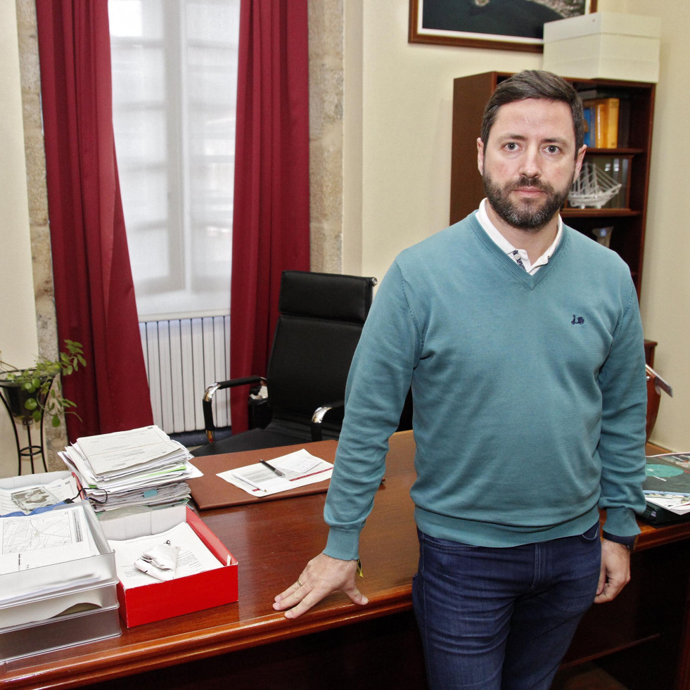 El alcalde carga contra el PP por pedir el cuartel para Vilagarcía: “Cambados non renunciará ao que lle corresponde”