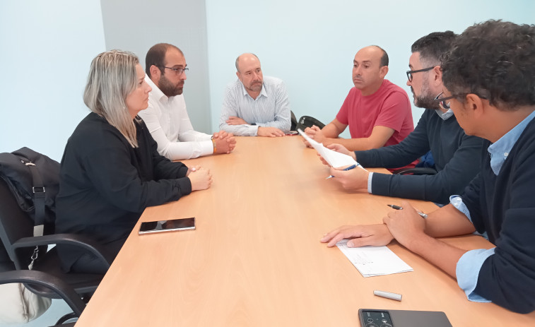 Diputación, Concello y gestores de la lonja abordan ayudas y mejoras en la rula de Ribeira