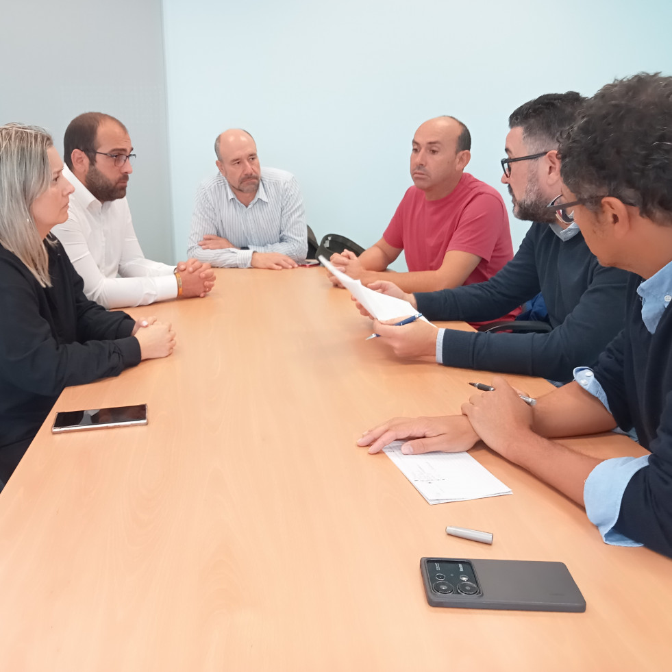 Diputación, Concello y gestores de la lonja abordan ayudas y mejoras en la rula de Ribeira