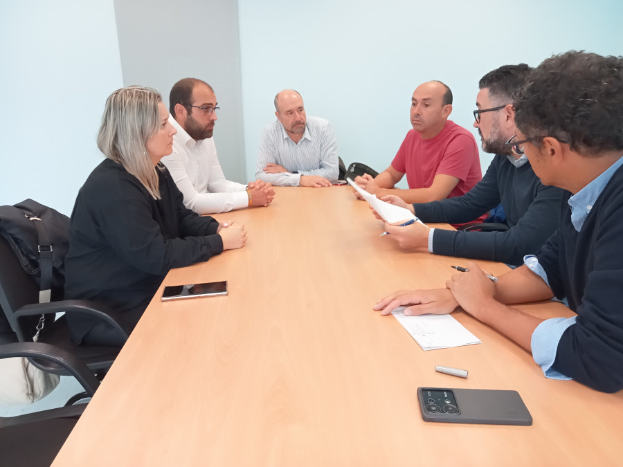 Diputación, Concello y gestores de la lonja abordan ayudas y mejoras en la rula de Ribeira