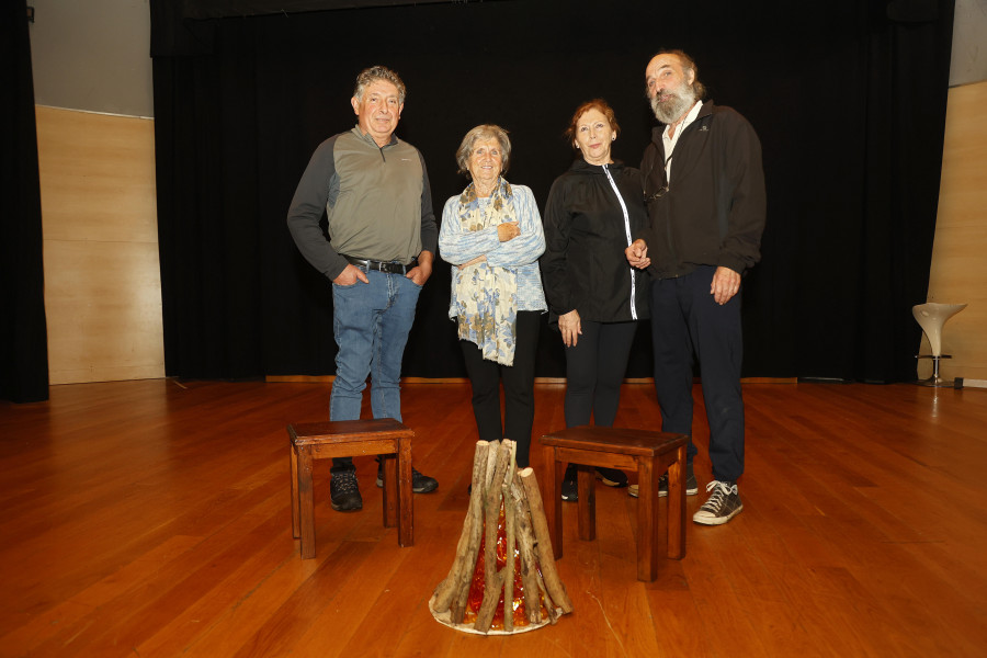 Teatro Anónimo regresa a las tablas de O Salnés con el propósito de cumplir los 40 y más