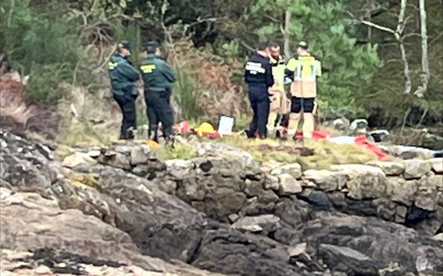 Hallan el cadáver del pescador desaparecido en Mañóns junto unas rocas de la aldea rianxeira de Abuín