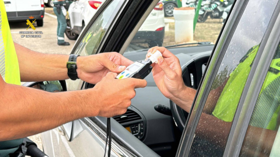 Un rianxeiro da positivo en alcoholemia tras darse a la fuga de un control y chocar contra un muro en Vilagarcía