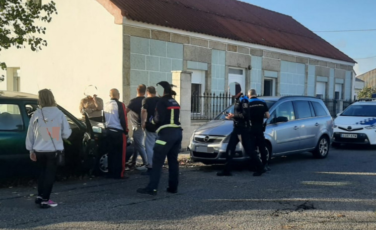 Herida una persona en un accidente entre su vehículo y un coche aparcado en Aguiño