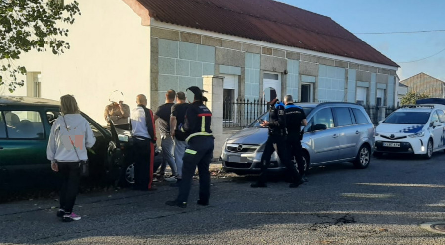 Herida una persona en un accidente entre su vehículo y un coche aparcado en Aguiño