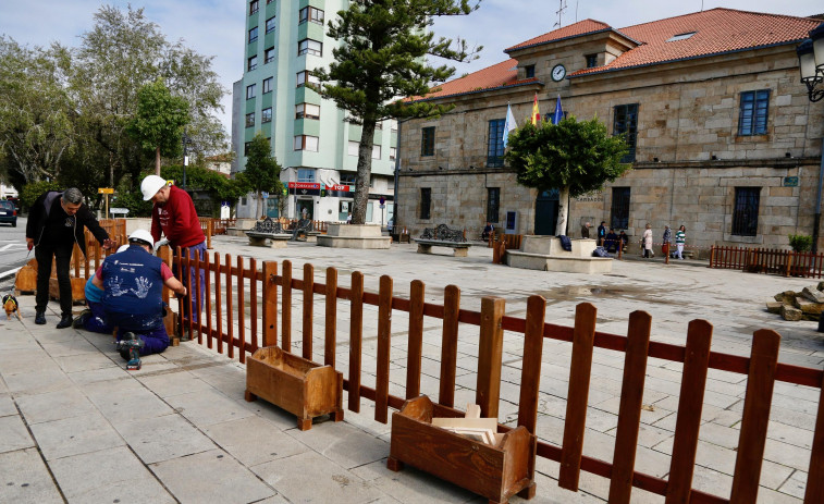 Amigos de Fefiñáns pide freno a eventos nocivos para la histórica plaza y el Concello retira la Aldea de Nadal