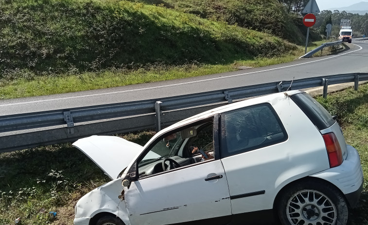 Trasladan a un hospital de Santiago a una joven herida en un accidente de tráfico con vuelta de campana en la Autovía do Barbanza, en Rianxo