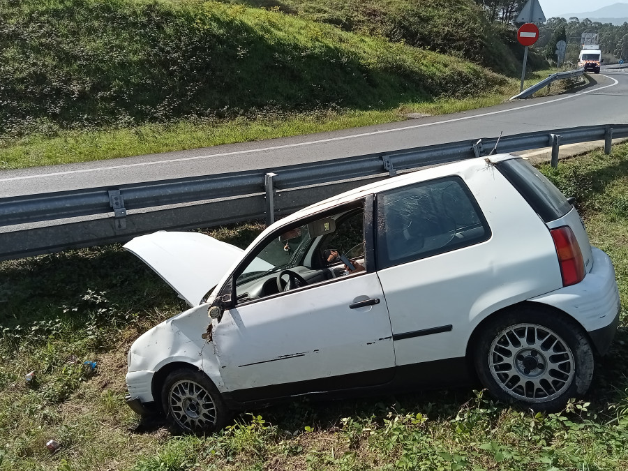 Trasladan a un hospital de Santiago a una joven herida en un accidente de tráfico con vuelta de campana en la Autovía do Barbanza, en Rianxo