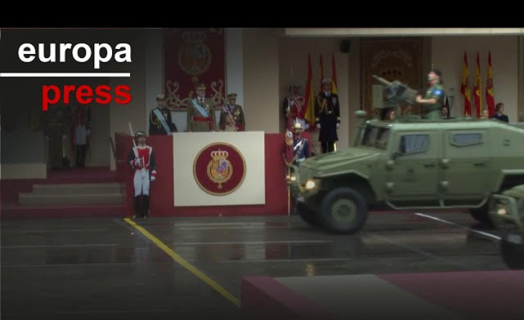 Cientos de personas arropan al Ejército en un desfile del 12 de octubre marcado por la fuerte lluvia