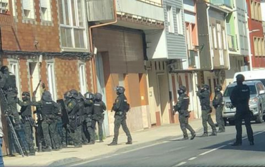 Grupos de élite de la Policía Nacional registran dos casas de Boiro en una investigación por tráfico de drogas