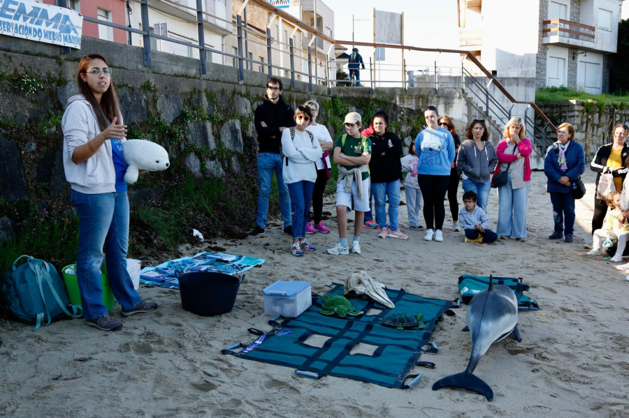 Sobradelo exhibe su amor por el mar con un taller sobre rescate de cetáceos a pie de playa