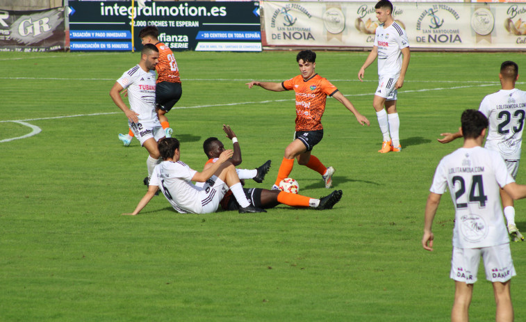 El Boiro falla un penalti y empata en Noia en un duelo de alta tensión