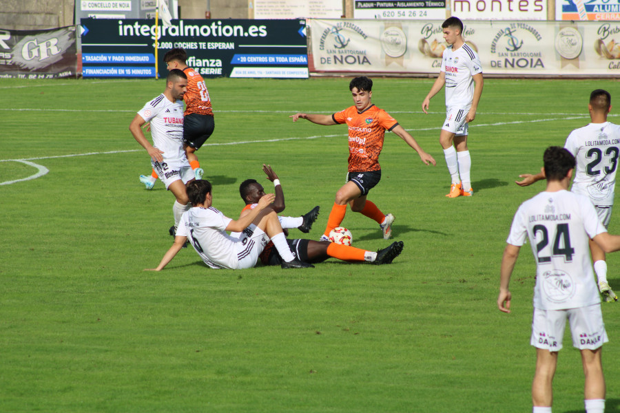 El Boiro falla un penalti y empata en Noia en un duelo de alta tensión