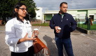 De guardia a las puertas del colegio de Ribadumia para velar por la vida de su hija a falta de una enfermera