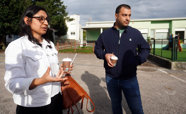 De guardia a las puertas del colegio de Ribadumia para velar por la vida de su hija a falta de una enfermera