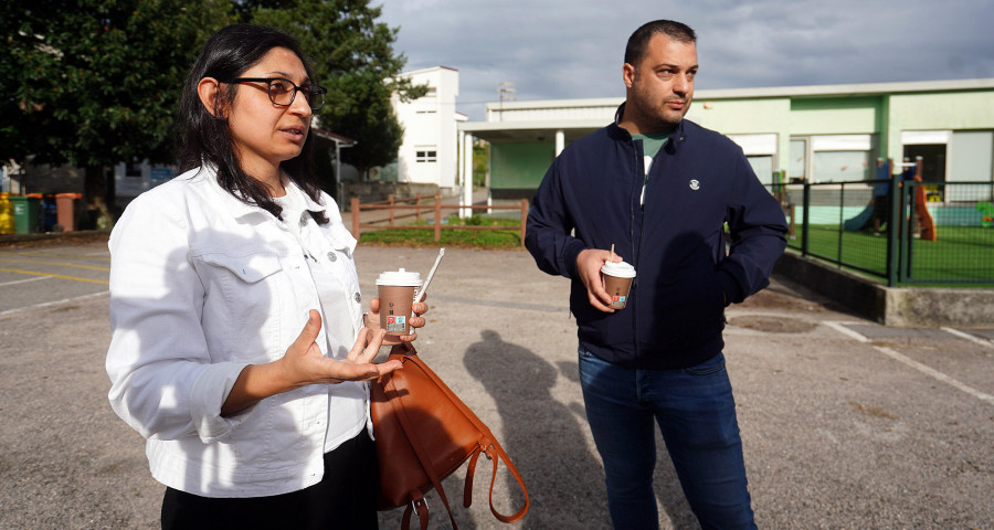 De guardia a las puertas del colegio de Ribadumia para velar por la vida de su hija a falta de una enfermera