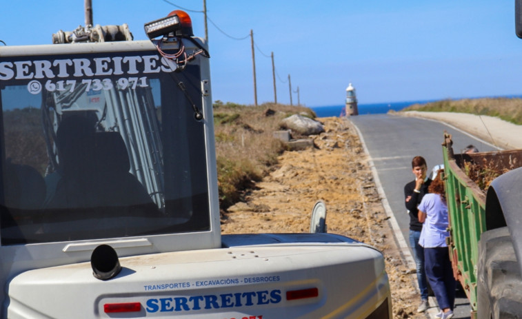 Comienzan las obras de humanización en el entorno del Faro de Corrubedo para mejorar su accesibilidad