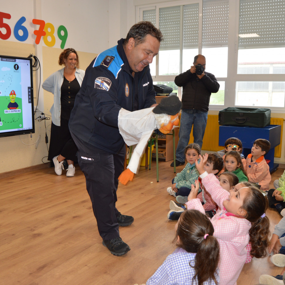 El Poli Paco reparte ejemplares de su libro sobre seguridad viaria en los centros de O Telleiro y de Magaláns