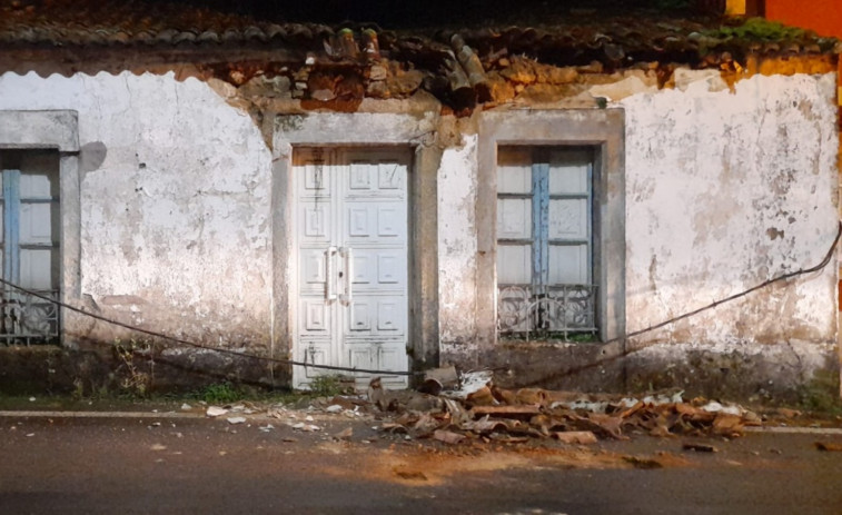 Caen sobre la carretera comarcal AC-305 cascotes del tejado de una casa en A Pobra