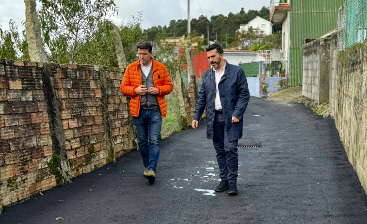 El Ejecutivo de Boiro supervisó el remate de la pavimentación en O Brañón, una obra que definió de “moi modesta”, pero “moi importante”