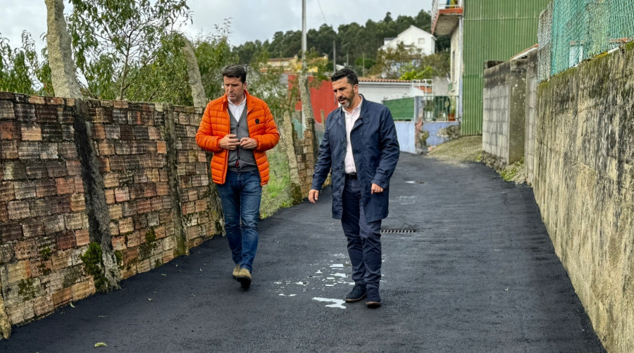 El Ejecutivo de Boiro supervisó el remate de la pavimentación en O Brañón, una obra que definió de “moi modesta”, pero “moi importante”