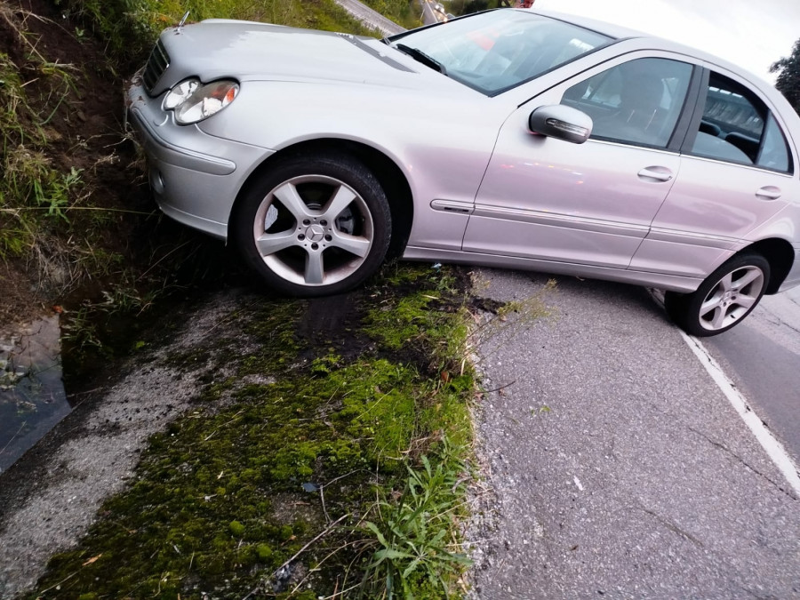 Cambados registra dos accidentes: Una herida en un choque y una salida de vía