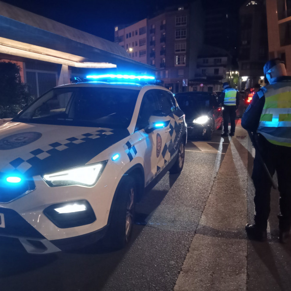 Denunciados en Ribeira tres conductores por usar el teléfono móvil y otros tres por no llevar el cinturón de seguridad