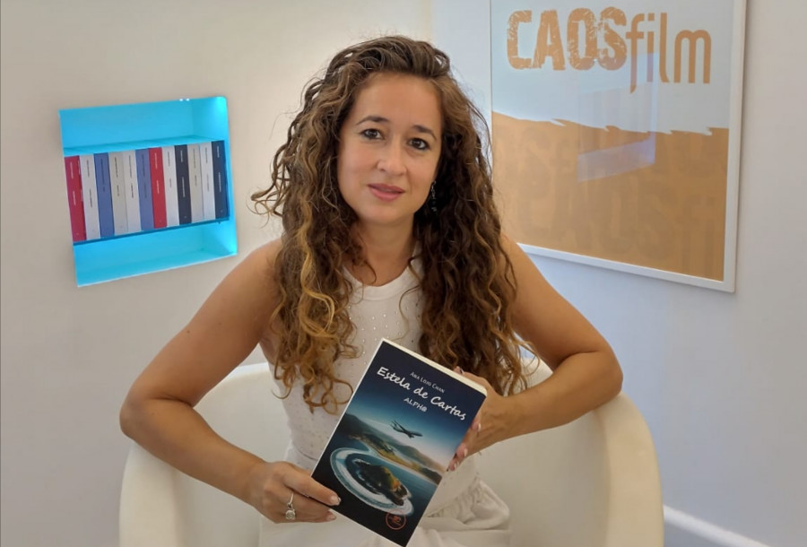 La escritora Ana Lojo, de Cabo de Cruz, presenta hoy en el Pazo de Goiáns su última novela, "Estela de Cartas. Alpha"